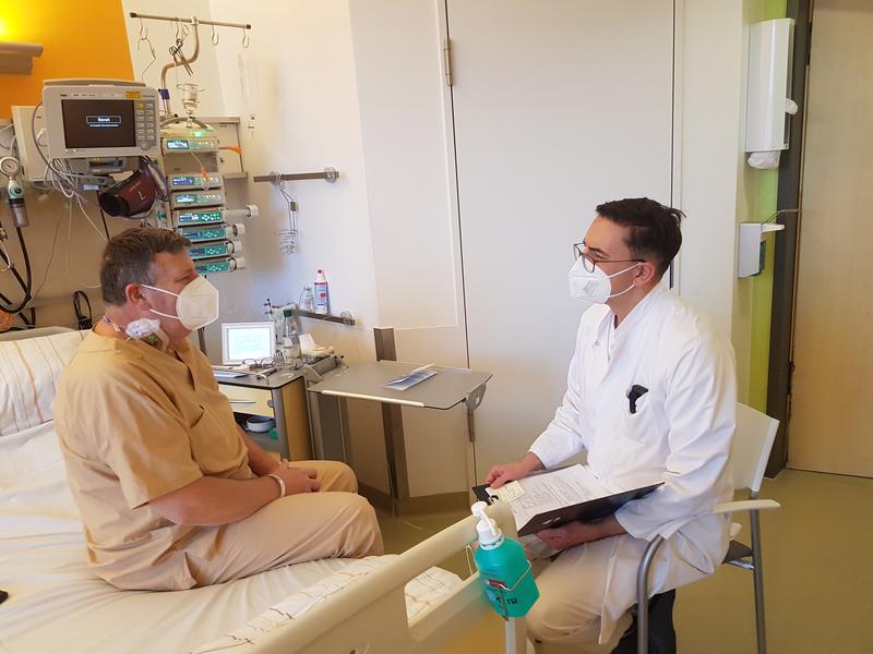 Kurz vor der Entlassung seines Patienten spricht Oberarzt Dr. Vladan Vucinic (re.) noch einmal die Ergebnisse der letzten Untersuchungen mit Jens Wußmann durch. Er war der 150. Patient, der am Uniklinikum Leipzig mit einer CAR-T-Zelltherapie behan