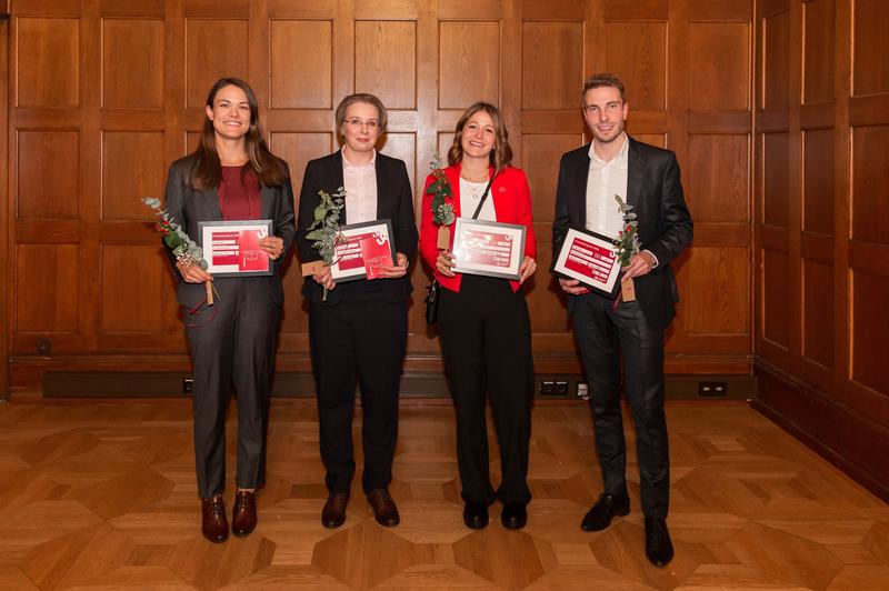 Die Preisträger*innen: Dr. Linda Schürmann, Dr. Christin Seidenberg, Dr. Tamara Rischen und Dr. Konstantin Prinz (v.l.n.r.). 