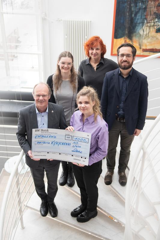 Preisträgerin Anastasiia Kyrychenko (vorne rechts) mit Universitäts-Präsident Michael Weber (vorne links) und (von links) Annika Wilke von der Studierendenvertretung sowie Daniela Englisch und Daniel Kanzleiter vom International Office