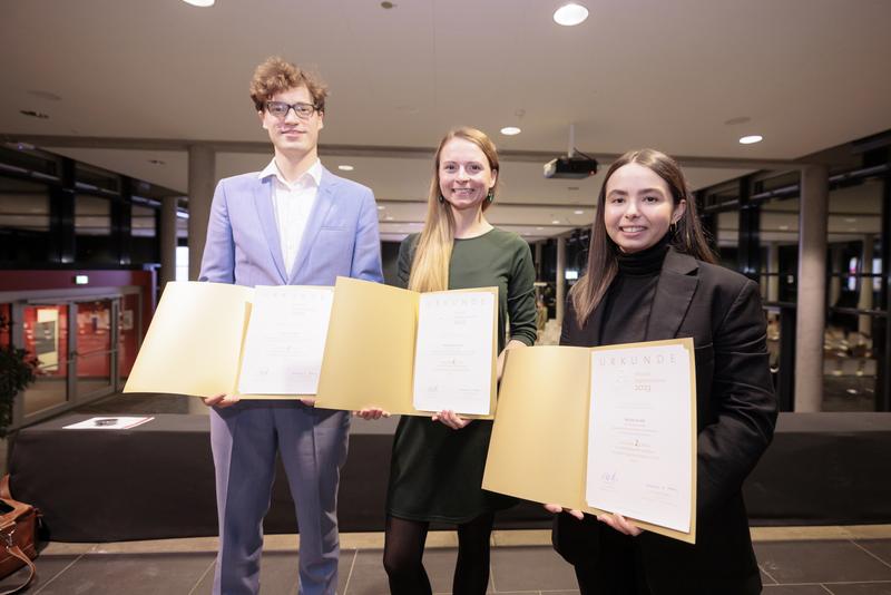 Die Preisträger*innen des Possehl-Ingenieurpreises 2023: Fridtjof Seufert, Johanna Borschel und Nicole Krutik freuen sich über die Auzeichnungen für ihre Forschungsarbeiten. 