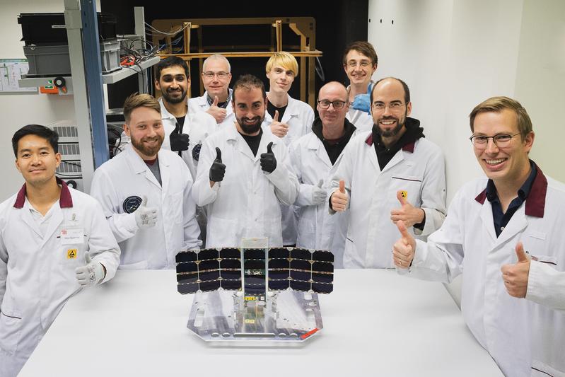 Gruppenfoto vom Team NanoFF an der TU Berlin