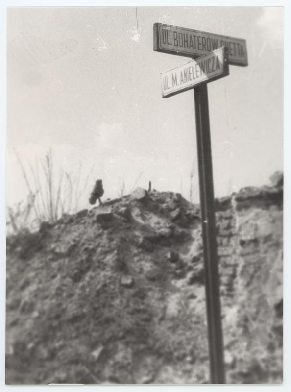 Julia Pirotte, Ruinen des Warschauer Ghettos, Kreuzung der Bohaterów Ghetta (Ghettohelden) und der Mordechai-Anielewicz-Straßen, Warschau 1946