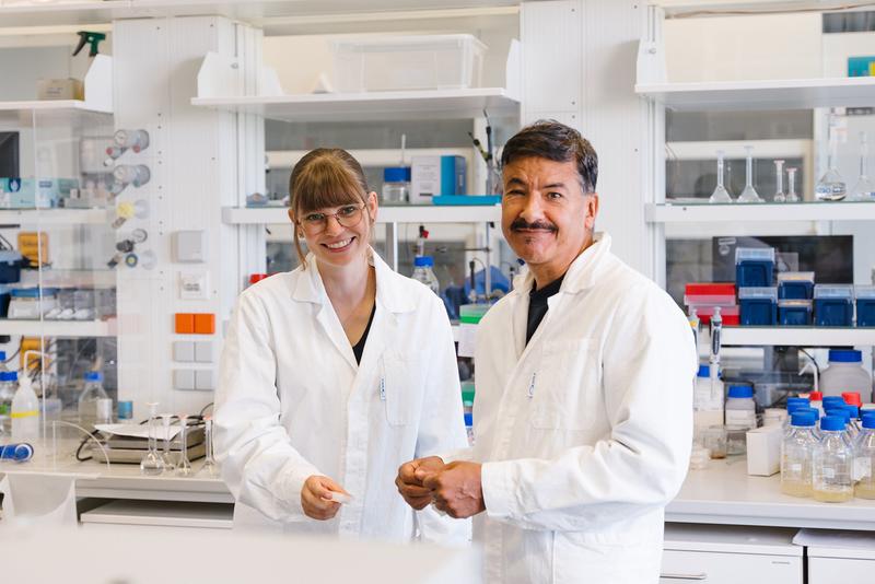 Celina Beermann, Lebensmittelchemikerin und Doktorandin im Projekt "7dSh" und Prof. Dr. Anant Patel.