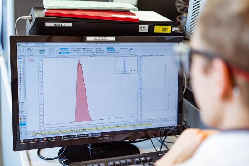 In Laborversuchen erreichte das Team um Chemie-Professor Martin Bertau mit dem innovativen Material eine Filter-Leistung von bis zu 95 Prozent an Perfluorheptansäure (PFHpA).