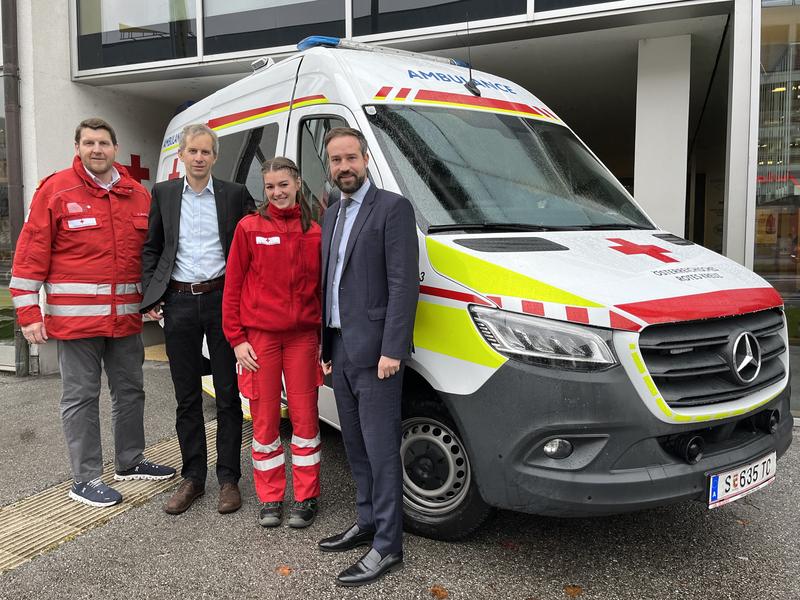 Helmut Steinkogler, Fuhrparkleiter des Roten Kreuzes Salzburg, Sven Leitinger, Salzburg Research, Johanna Moser, Absolventin des Freiwilligen Sozialjahres in der Dienststelle Salzburg-Stadt, Stefan Schnöll, Verkehrslandesrat Land Salzburg