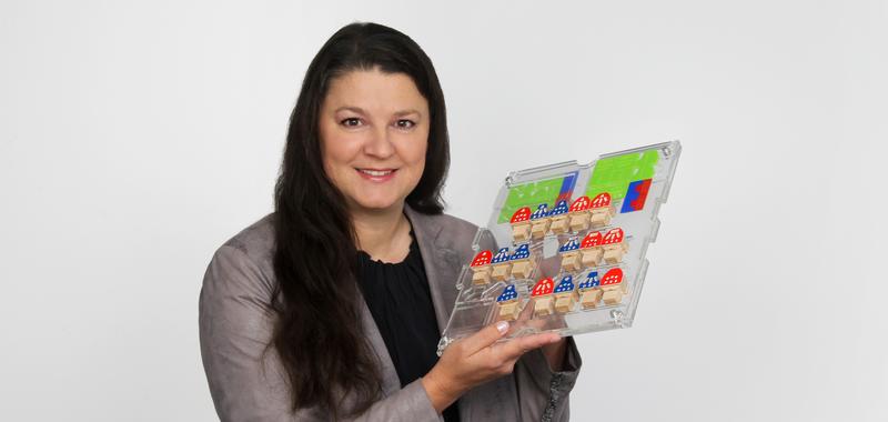 Dr. Silvia Joachim hat an der Universität Würzburg einen KI-Experimentiersatz für den Einsatz an Schulen entwickelt.