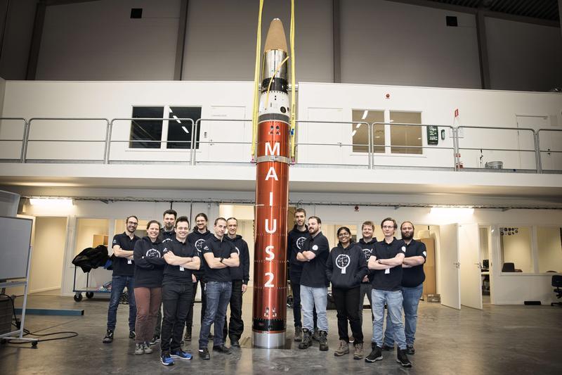 Das MAIUS-Team und die MAIUS-2-Rakete im Esrange Space Center 