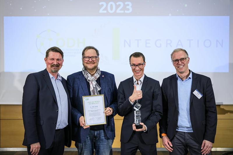 Preisverleihung ODH-Award für Integration an ENaQ. Den Preis entgegen nahmen stellvertretend für das Verbundprojekt Mathias Lanetzi, OFFIS und Mathias Brucke, embeteco. (Bildmitte vrnl)  