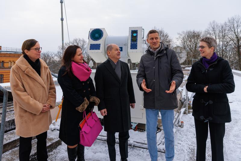 Besichtigung einer Satelliten-Laser-Ranging-Station (SLR, im Hintergrund) über den Dächern des Telegrafenbergs. Von links: Bettina Hörstrup, Manja Schüle, Olaf Scholz, André Kloth und Susanne Buiter.