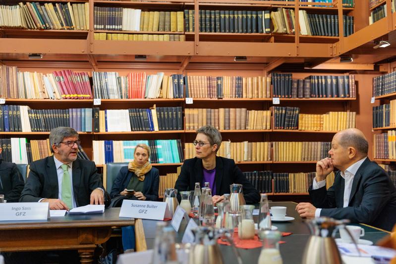 Diskussion zum Thema Geothermie zwischen Olaf Scholz (r.), Ingo Sass, GFZ (l.) und GFZ-Vorständin Susanne Buiter (M. r.) in der Historischen Bibliothek auf dem Telegrafenberg. 