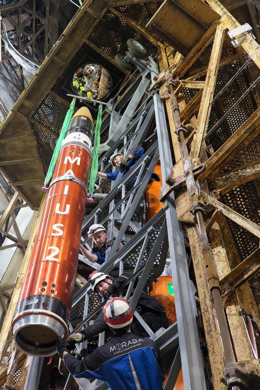 Payload der MAIUS-2 Mission - beim Einbringen der Nutzlast mit ca. 75 Experimenten in den Startturm, Kiruna, Schweden.