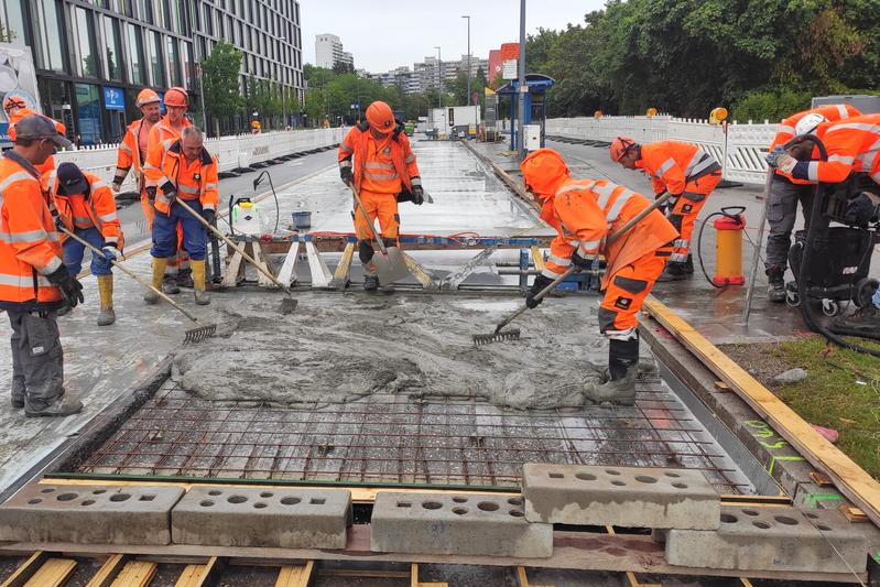 In einem mehrschichtigen Verfahren wird der Ultra-Hochleistungs-Faser-Beton auf die Fahrbahn aufgetragen