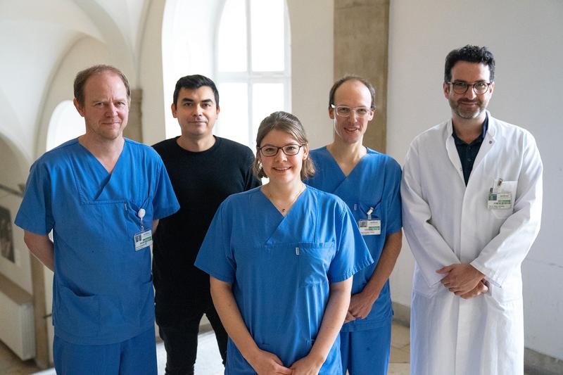 Preisträgerin Dr. med. Luise Röhrich mit ihren Kollegen (v.l.) Prof. Dr. med. Felix Schönrath, Pavel Boza Zegarra, Dr. med. Laurenz Kopp Fernandes und Prof. Dr. med. Alexander Meyer 