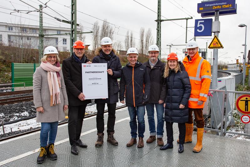 Starten mit ihren Teams eine strategische Kooperation: Prof. Dr. Arne Speer, Dekan am Fachbereich Bau- und Umweltingenieurwesen (3.v.l.) + Gerd-Dietrich Bolte, Leiter Infrastrukturprojekte Region Mitte (DB Netz AG) (2.v.l.).