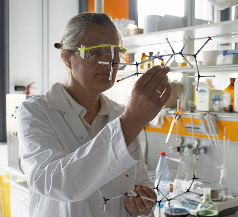Die Medizinische Chemikerin Wibke Diederich beschäftigt sich mit Molekülen, hier im Modell, die als Arzneimittel dienen können, zum Beispiel für neue Krebstherapien.