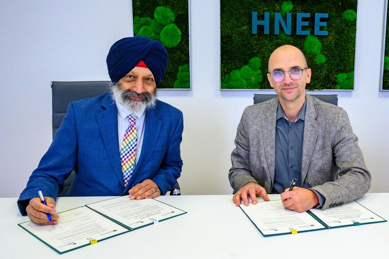 Prof. Dr. Baljit Singh, Vizepräsident für Forschung an der University of Saskatchewan (USask) und der Präsident der Hochschule für nachhaltige Entwicklung Eberswalde Prof. Dr. Matthias Barth unterzeichnen ein gemeinsames Memorandum of Understanding.