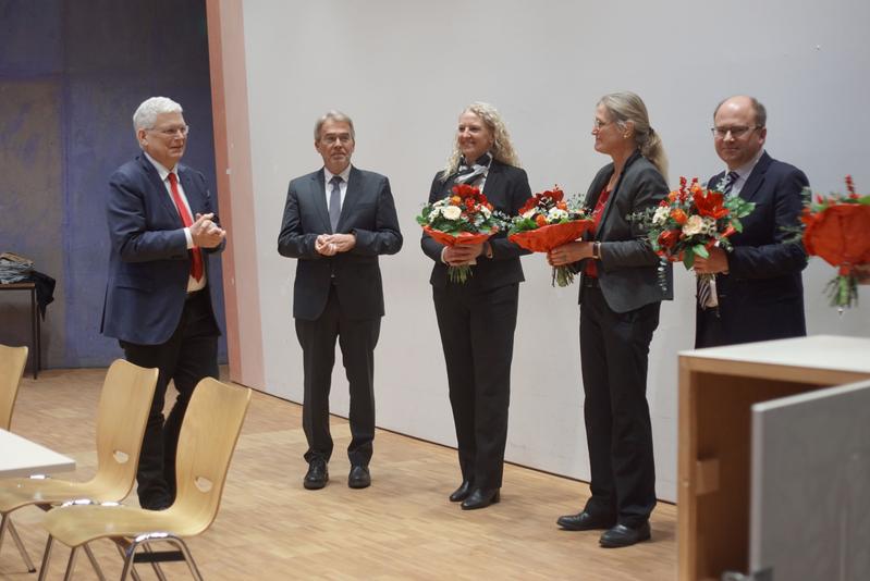 Rektor Prof. Dr. Stephan Dabbert (l.) gratuliert den neu gewählten Prorektor:innen der Universität Hohenheim (v.l.): Prof. Dr. Andreas Pyka, Prof. Dr. Caroline Ruiner, Prof. Dr. Julia Fritz-Steuber, Prof. Dr. Sebastian Hess.