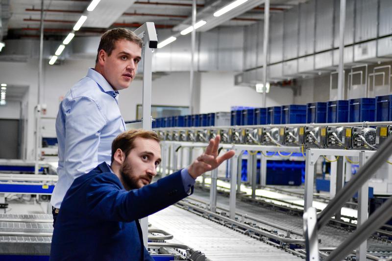 Maximilian Bause (Fraunhofer IEM) und Dr. Simon Michalke (Dock One) haben intelligente Algorithmen entwickelt, die Fehler und Verschleiß an mit Lenze-Technik ausgestatteten Maschinen frühzeitig erkennen und lokalisieren.