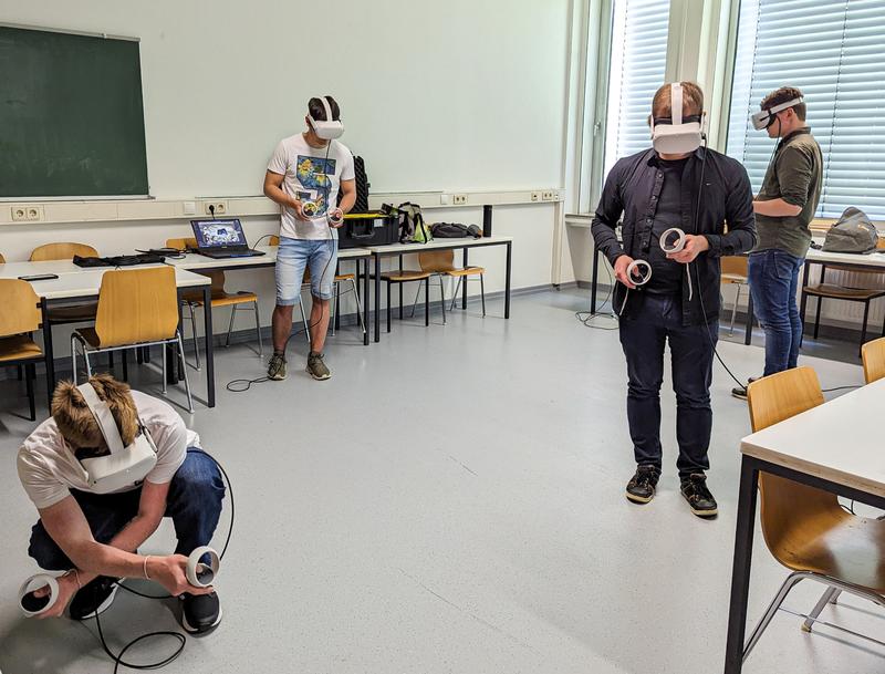 Snapshot of a Classical Archaeology seminar at the University of Bonn using VR glasses. 