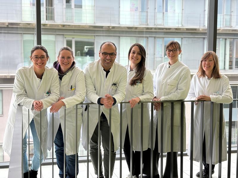von links nach rechts): Dr. Robin Tamara Eisenburger, Gabriele Allies, Prof. Dr. Dr. Alpaslan Tasdogan, Dr. Luiza Melo, Dr. Lena Espelage, Fr. Isa-Vanessa Westedt. Sie gehören alle zur „AG Tumormetabolismus“ 