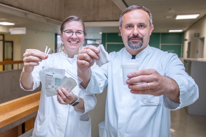 Dr Tabea Seeliger and Professor Dr Thomas Skripuletz: Utensils for taking tear and saliva samples. 