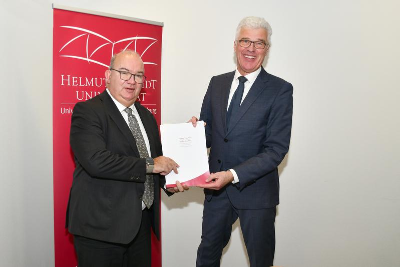 Prof. Dr. Klaus Beckmann, Präsident der Helmut-Schmidt-Universität/UniBw H und Prof. Dr. -Ing. E.h. Christoph Heinzelmann, Leiter BAW, freuen sich über den Vertragsschluss