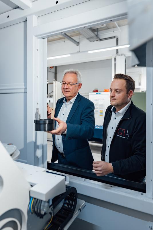 Prof. Dr. Lothar Kallien (links) und Dr. Daniel Schwarz von der Hochschule Aalen möchten Holz mit seiner niedrigen CO2-Bilanz wieder in Autokarosserien aufleben lassen.