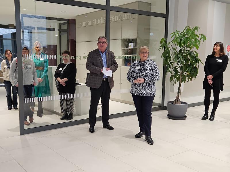 Dr. Birgit Schröder-Smeibidl und Dr. Christoph Löwer begrüßen die Besucher*innen beim ersten Tag des offenen Gerty-Cori-Hauses.