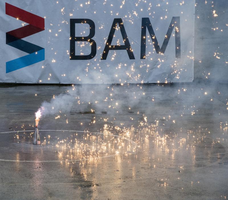 Die BAM ist eine von 12 EU-weiten Prüfstellen, die pyrotechnische Gegenstände auf Sicherheit prüft, bevor sie auf den Markt gelangen. 