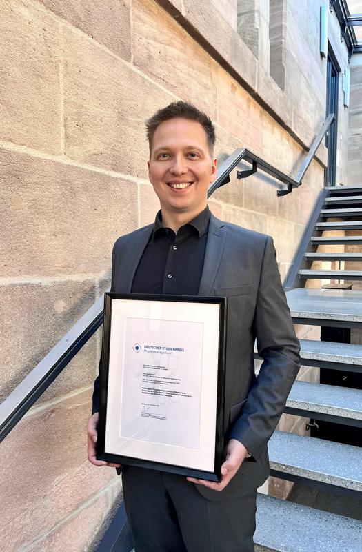 Tim Schneider, Master-Absolvent der FOM in Hamburg, gewinnt den Deutschen Studienpreis Projektmanagement 2023