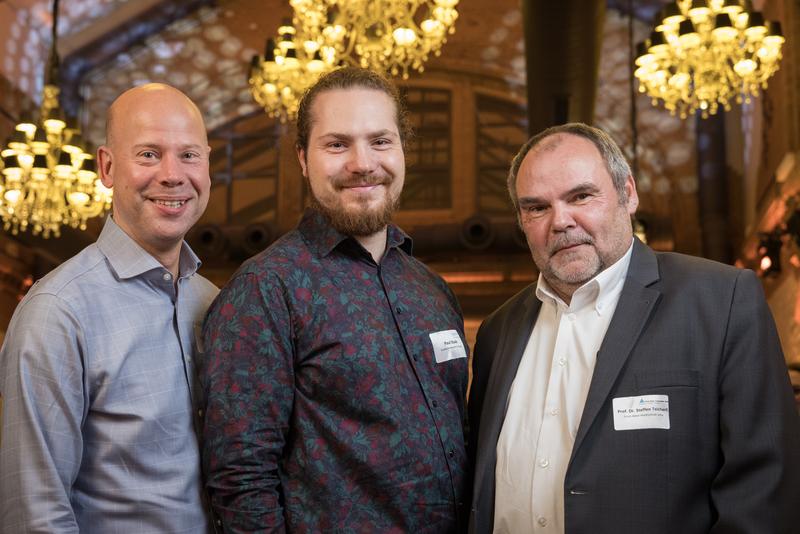 Prof. Dr. Steffen Teichert (rechts im Bild) bei der 85. ordentlichen Mitgliederversammlung des DSW und seiner der Wahl in den DSW-Verbandsrat (mit im Bild: Torsten Schubert (li.) und Paul Staab (Mitte) vom Studierendenwerk Thüringen)