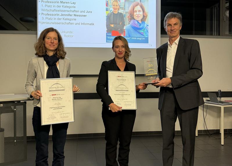 Die beiden Gewinnerinnen Professorin Jennifer Niessner und Professorin Maren Lay bei der feierlichen Preisverleihung, durch Rektor Oliver Lenzen (v.l.n.r.).