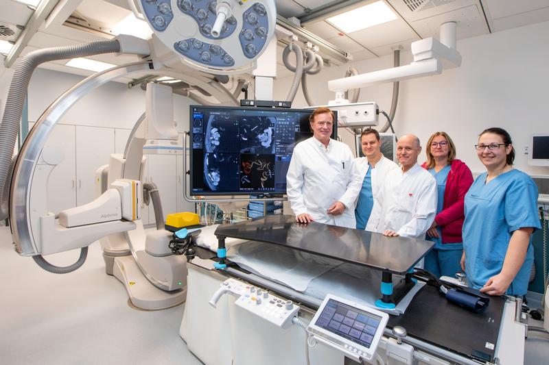 Professor Lanfermann (links) und sein Team freuen sich über die neue Angiografieanlage.
