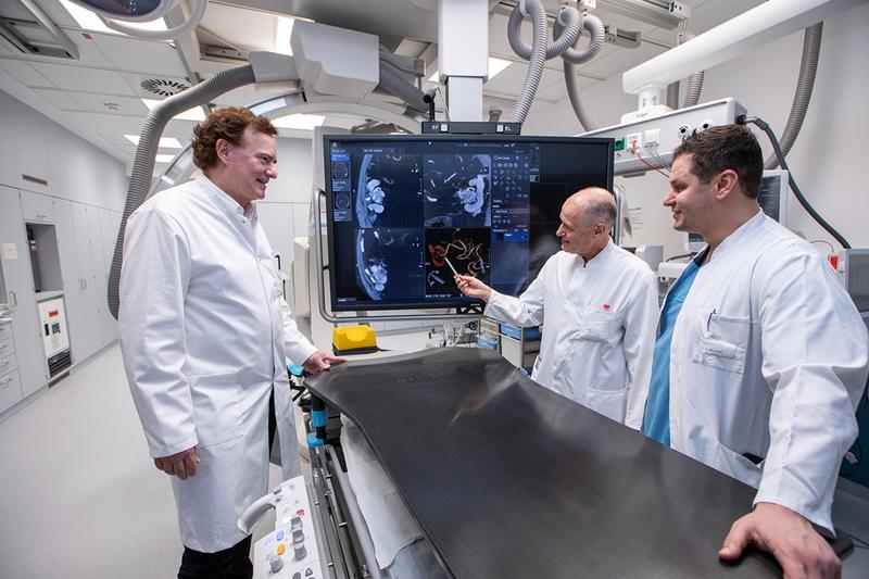 Ein Gerät, das Neuroradiologen begeistert: Professor Lanfermann, Dr. Götz und Dr. Abu-Fares (von links) begutachten die neue Angiografieanlage. 