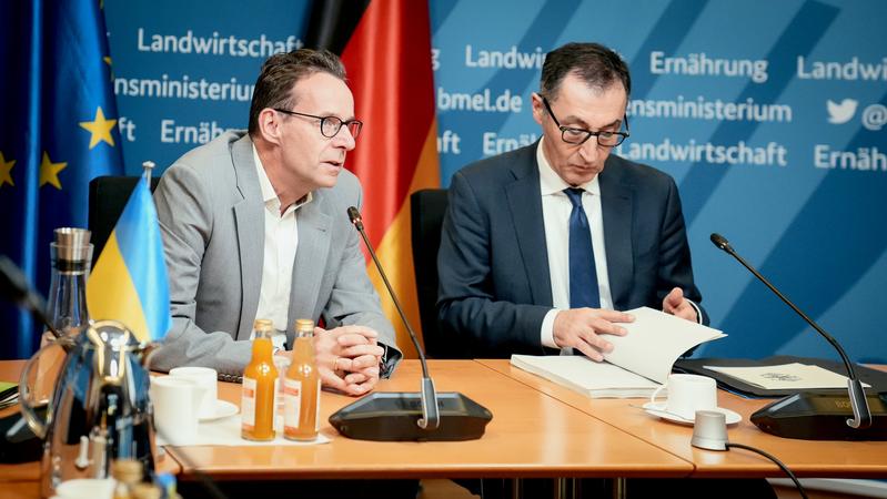 Bundesminister Cem Özdemir (r.) und der Vorsitzende des Wissenschaftlichen Beirats für Agrarpolitik, Ernährung und gesundheitlichen Verbraucherschutz (WBAE) Prof. Dr. Achim Spiller.