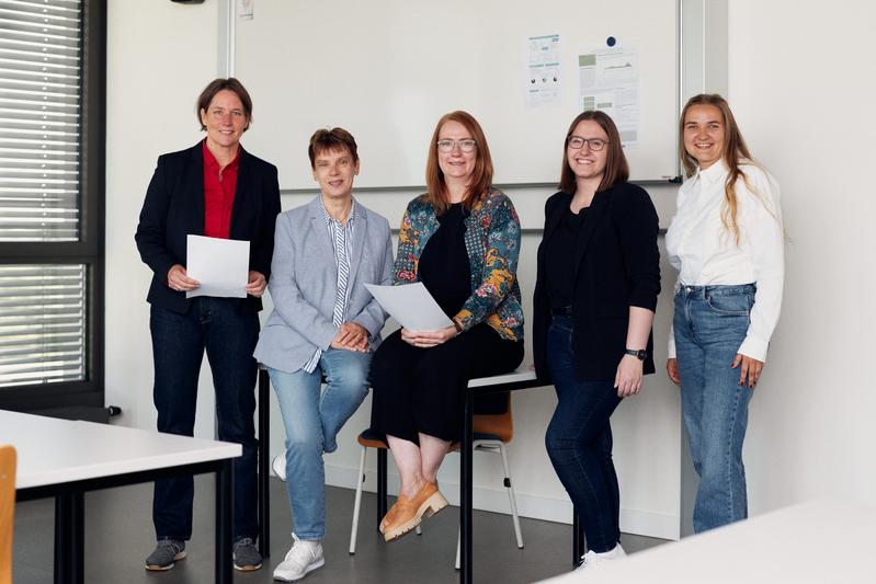 Das Projektteam (von links): Prof. Dr. Änne-Dörte Latteck, Prof. Dr. Christa Büker, Stephanie Wiens, Karina Ilskens und Nele Buschsieweke vom Fachbereich Gesundheit der HSBI. 