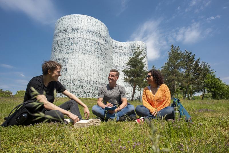 Studierende vor dem Informations-, Kommunikations- und Medienzentrum der BTU Cottbus-Senftenberg.