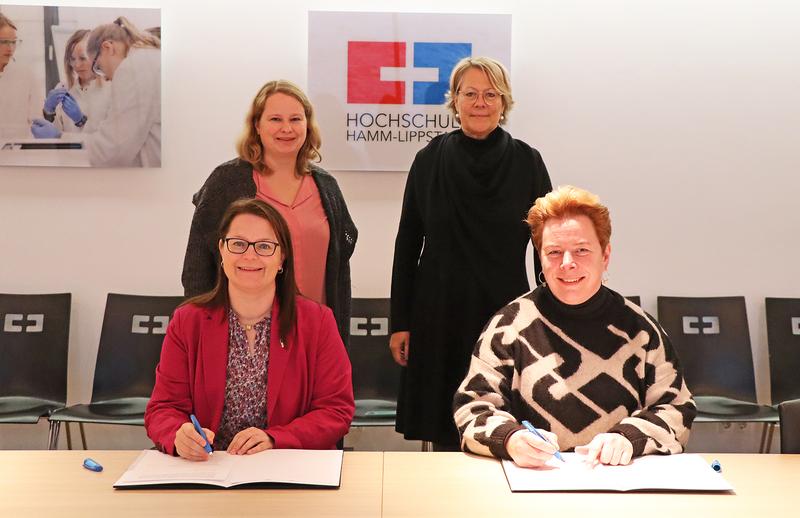 v.l.: Prof. Dr.-Ing. Kira Kastell (HSHL-Präsidentin), Kathrin Lehmann (Lehrkraft, Übergang SEK I - SEK II), Susanne Mittag (Bürgermeisterin der Gemeinde Langenberg), Ellen Kaptain (Schulleiterin Konrad-Zuse-Schule)