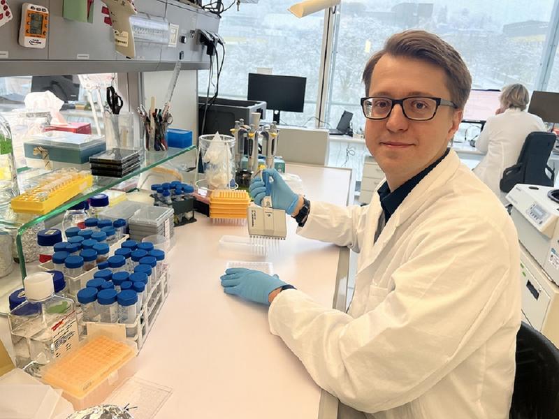 Dr. Kanstantsin Siniuk, Postdoc am FLI, forscht für eine bessere Behandlung von mitochondrialen und neurodegenerativen Erkrankungen.