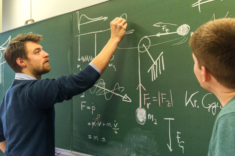 Das Probestudium Physik behandelt diesmal das Thema  Schwingungen.