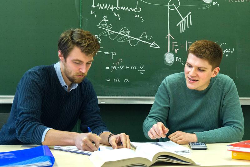 Die Teilnehmer erhalten einen Einblick ins Physik-Studium an der Saar-Universität.