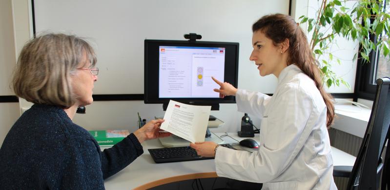 Die Software arriba-PPI hilft in der hausärztlichen Beratung, mit Patientinnen und Patienten ins Gespräch zu kommen.