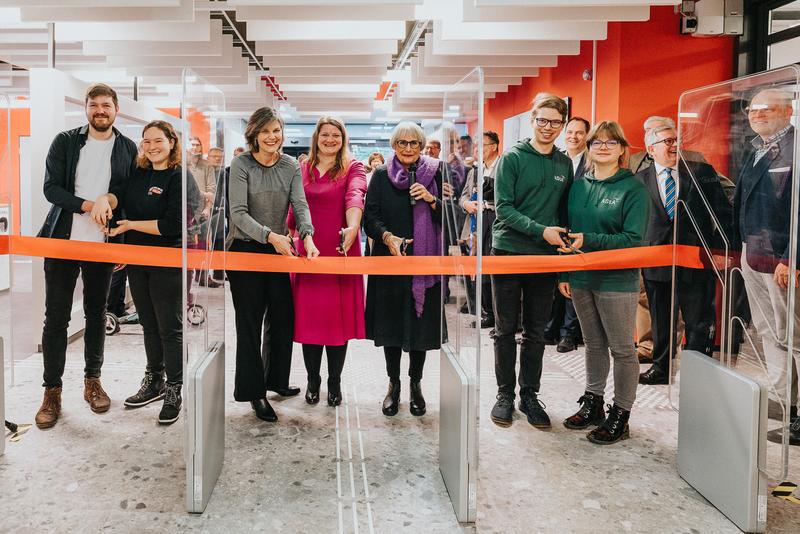 V.l.: Mathis Mohnke, Alicianne Hocke vom Studierendenparlament der TH Lübeck, Dr. Muriel Helbig, Präsidentin TH Lübeck, Sarah Tiemann, Bibliotheksleitung, Prof. Gabriele Gillessen-Kaesbach, Präsidentin Uni Lübeck, Florian Marwitz, Victoria Gräf, Uni AStA