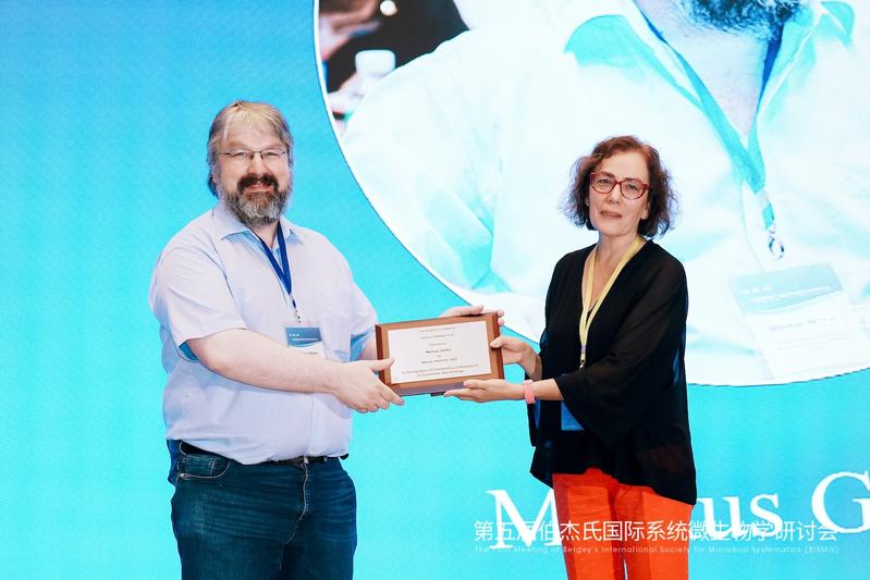 Prof. Dr. Martha Trujillo (right), president of the Bergey's Trust hands over the Bergey Award to Dr. Markus Göker