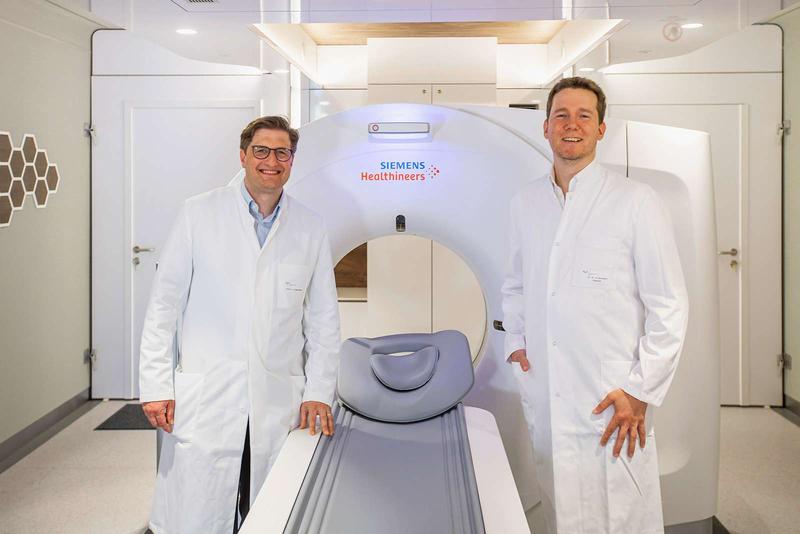 Studienleiter Professor Jens Vogel-Claussen (li.) und Oberarzt Dr. Benjamin-Alexander Bollmann am Niedrigdosis-Computertomographen.