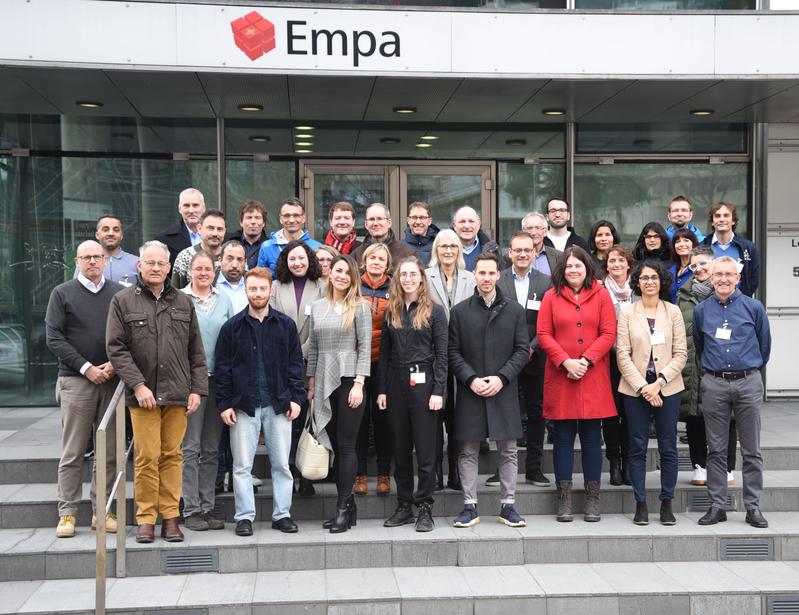 Die Teilnehmenden des «Open Innovation»-Workshops zum Thema Nanopharmazeutika an der Empa in St. Gallen, organisiert von Empa-Forscher Peter Wick (ganz links) und Beat Flühmann, CSL Vifor (6. von links). 