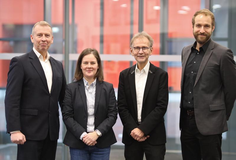 Der Vorstand des Leibniz-Institut für Katalyse: (v. l.) Dr. Mirko Kirschkowski (kaufmännischer Direktor), Dr. habil. Eszter Baráth, Prof. Dr. Matthias Beller und Prof. Dr. Robert Francke (künftiger wissenschaftlicher Direktor). 