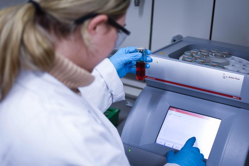 Die Probe wird zur Bestrahlung in den Mikrowellen-Reaktor eingestellt.  