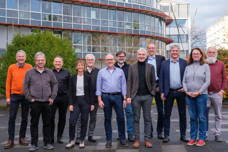 Dr. Hartmut Plehn, Prof. Dr. Frank Jenko, Prof. Dr. Helmut Reiser, Kerstin Bein, Christian Zens, Dr. Holger Marten, Prof. Dr.-Ing. Stefan Wesner, Dieter Lehmann, Dr. Lars Köller, PD Dr. Wolfgang zu Castell, Ilona Glaser, Peter Gietz (v. li.)