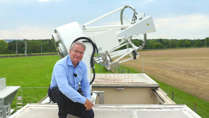 Prof. Dr. Volker Wulfmeyer am Lidar-System (Light Detection and Ranging) zur Fernerkundung am Land-Atmosphäre Feedback Observatorium der Universität Hohenheim.